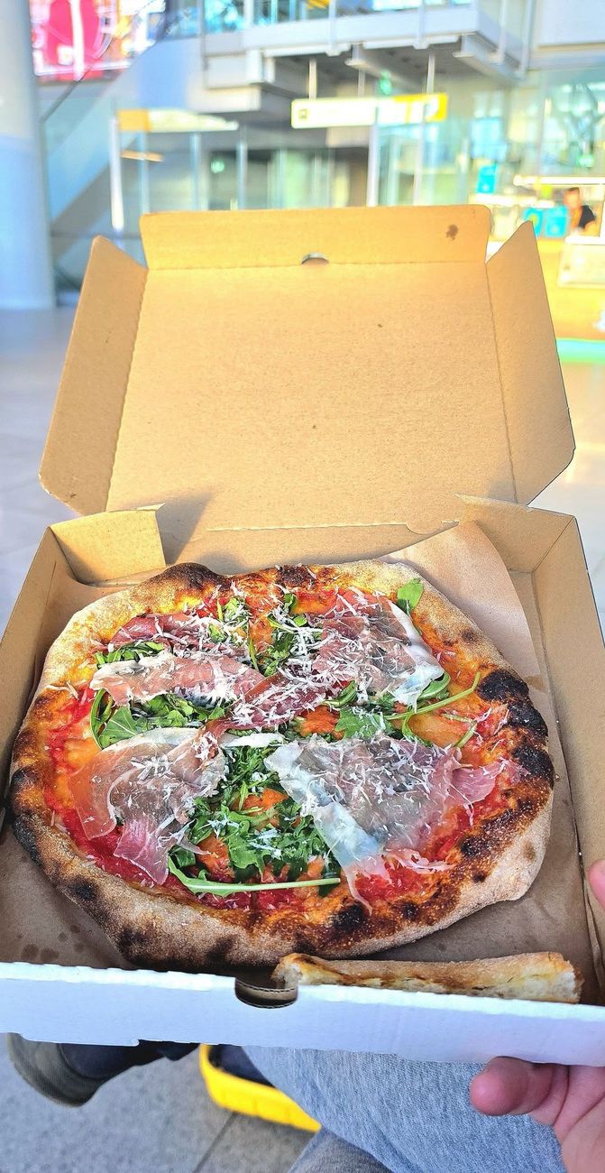 Pizza Crudo w pudełku na wynos