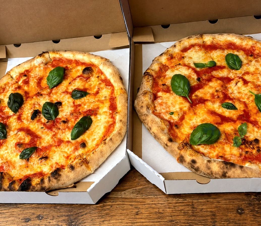 Pizza Margherita z bazylią w pudełku na wynos