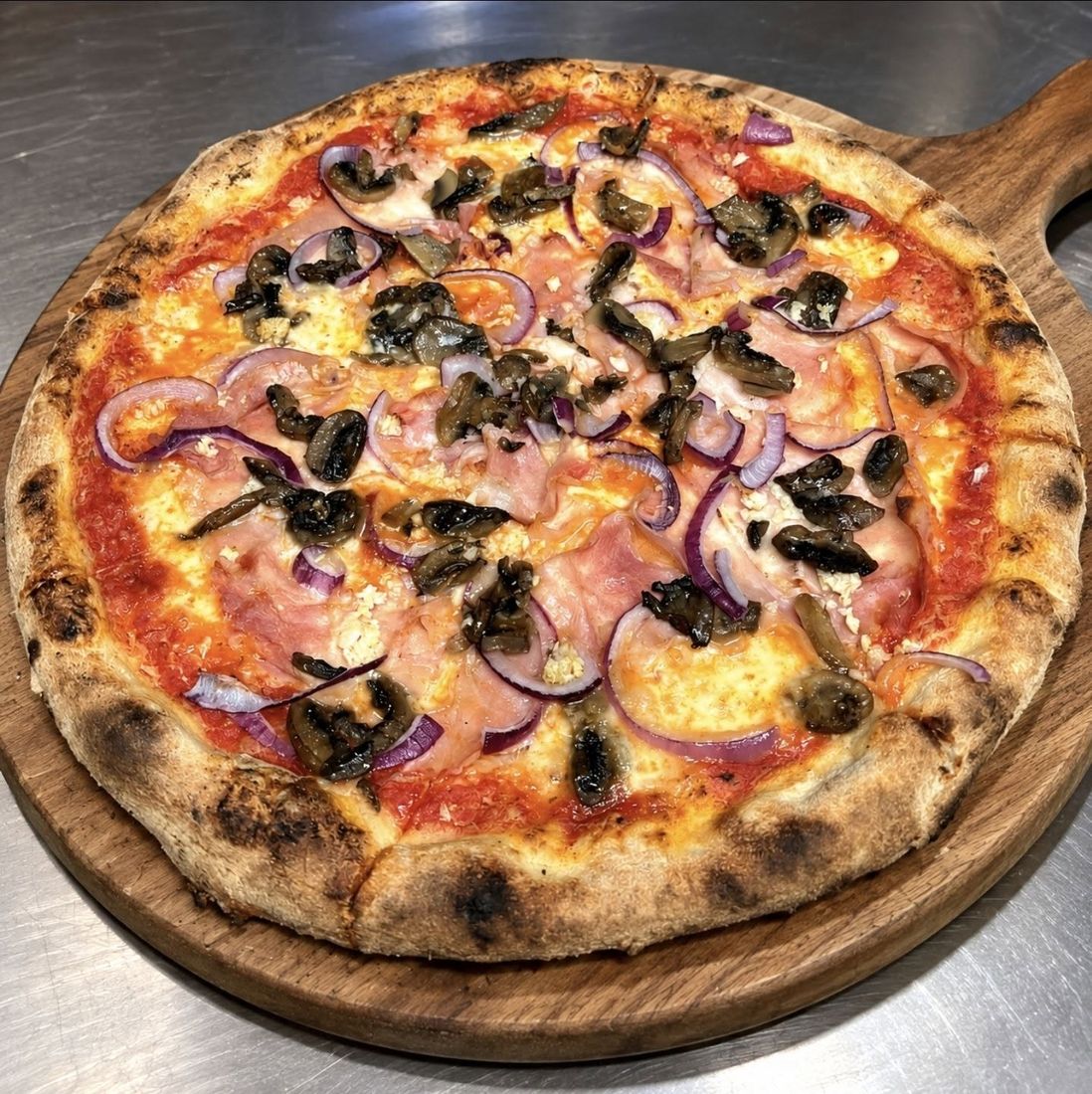 Pizza Prosciutto z pieczarkami i czerwoną cebulą